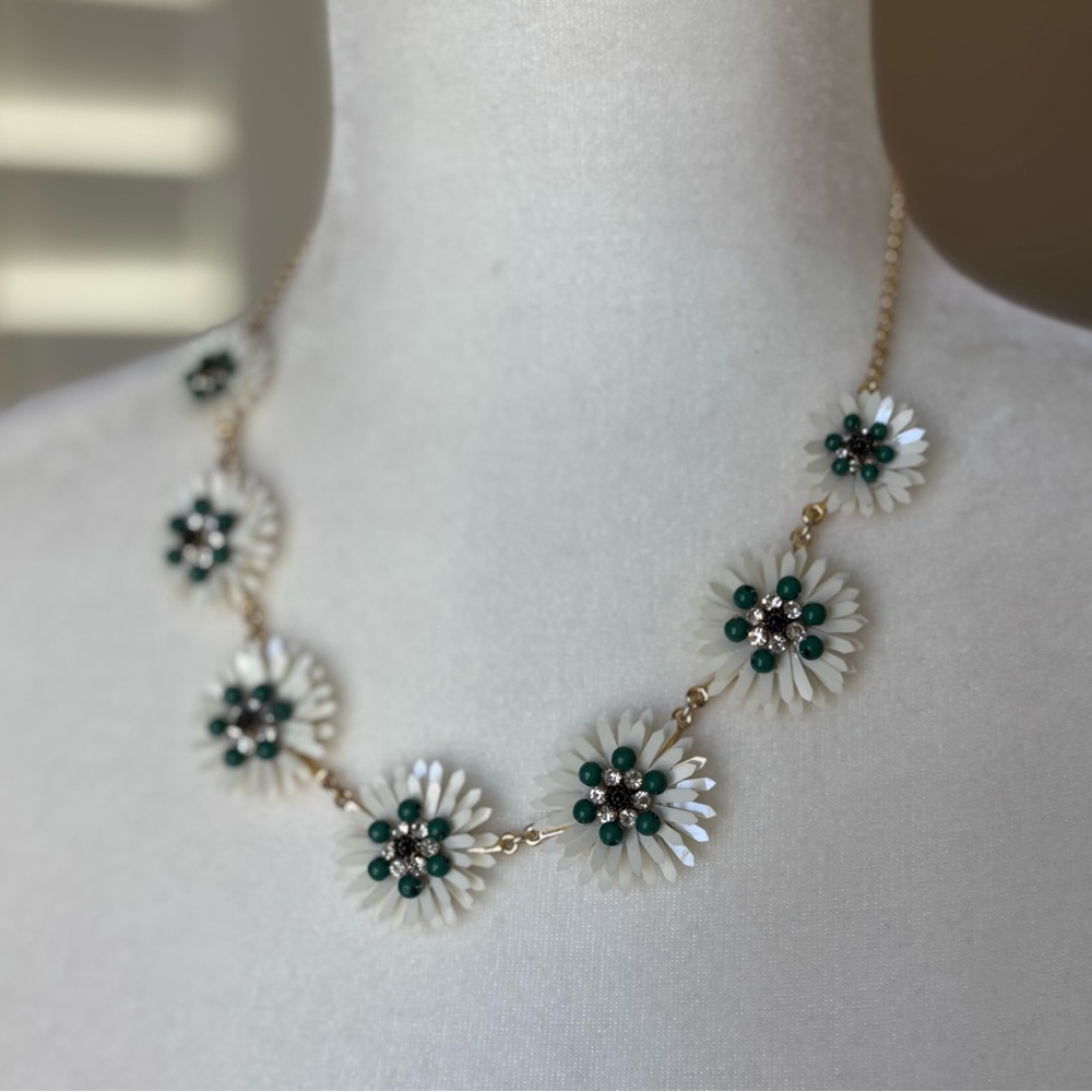 ANN TAYLOR 🖤💚 Floral Necklace
